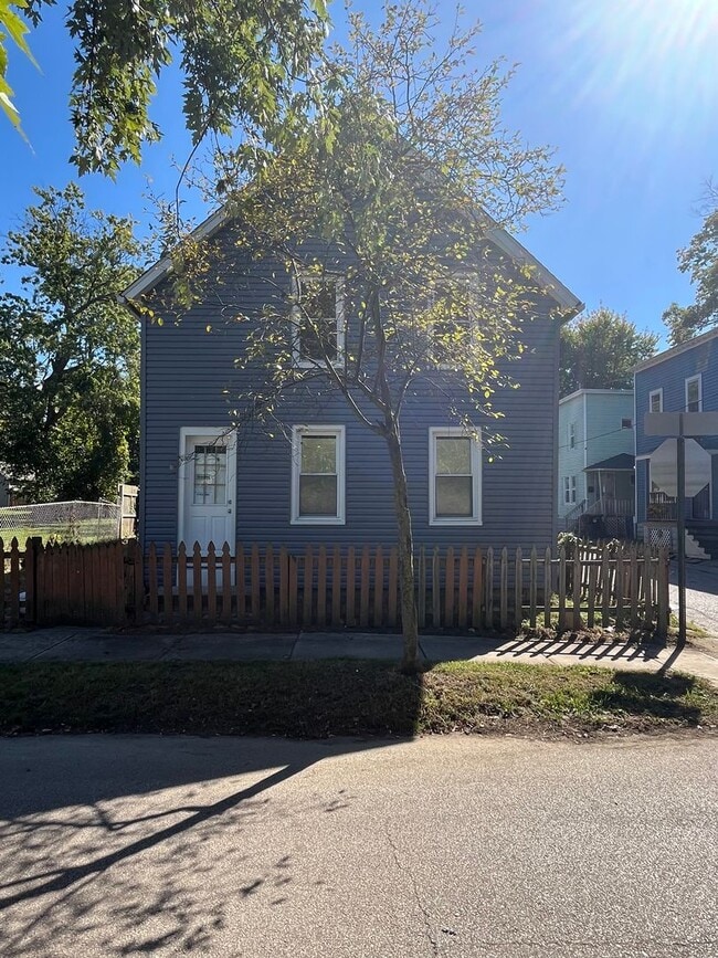 Building Photo - Cudell/West Blvd neighborhood; 4 bedroom/1...