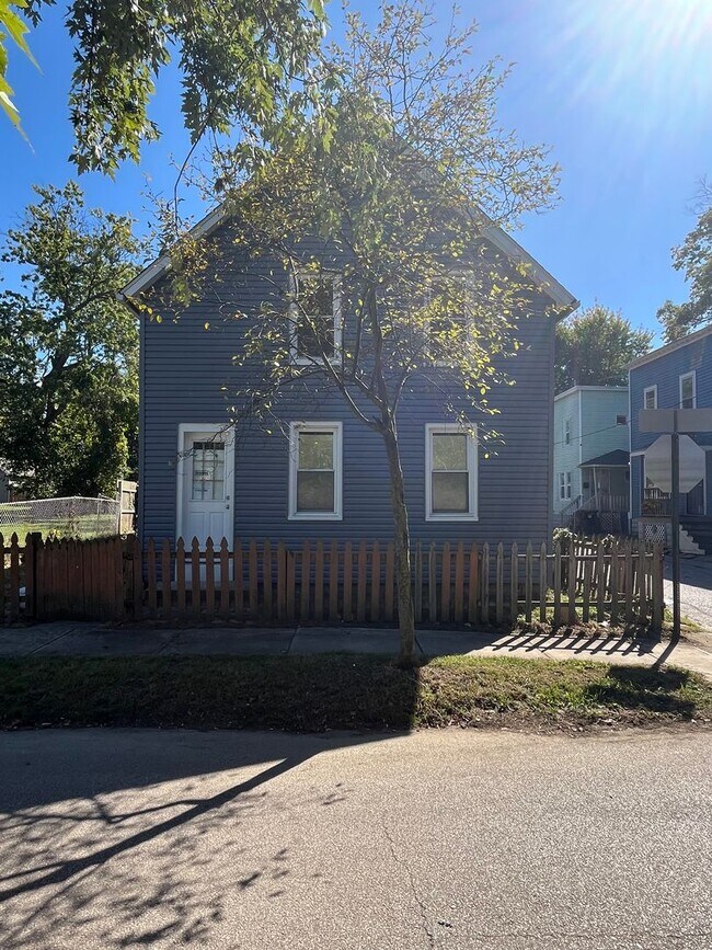 Foto del edificio - Cudell/West Blvd neighborhood; 4 bedroom/1...