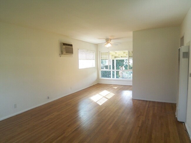 Building Photo - Great home with gorgeous hardwood floors!!