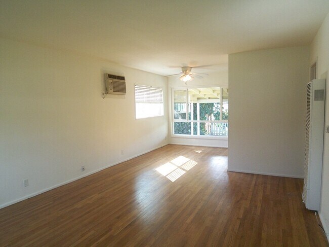 Foto del edificio - Great home with gorgeous hardwood floors!!