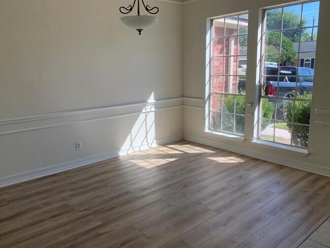 Foto del edificio - 915 Moorside Ln