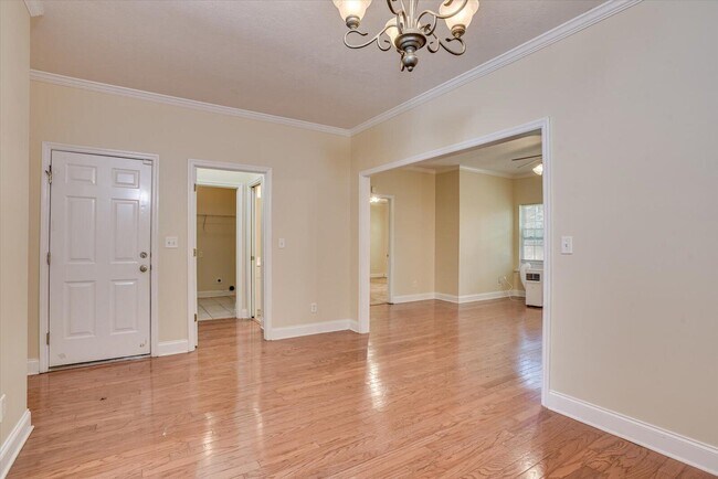 Building Photo - 538 Midland Psge