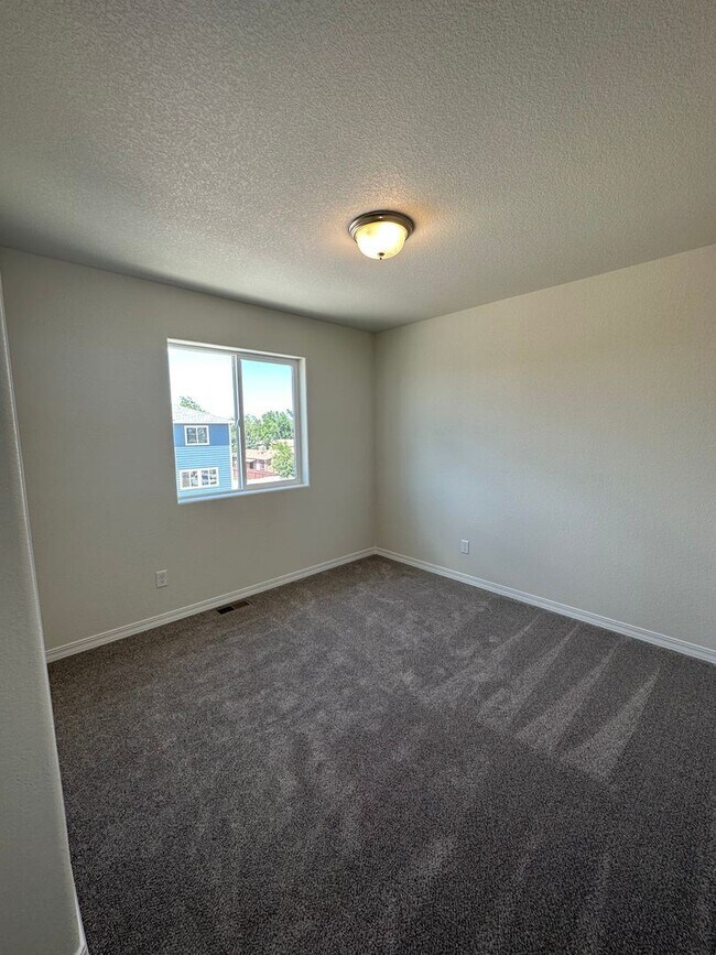 Building Photo - 3 br, 2.5 bath House - 2935 Silver Hawk Ave