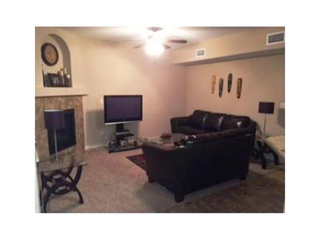 Building Photo - Great 2 story property located at West Hills!