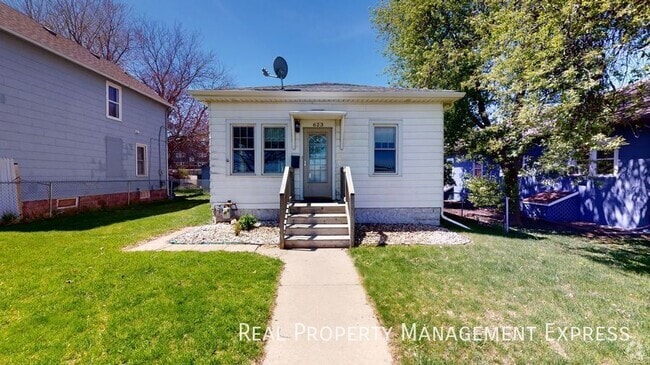 Building Photo - Renovated 2 Bedroom 1 Bathroom Home w/ Sin...