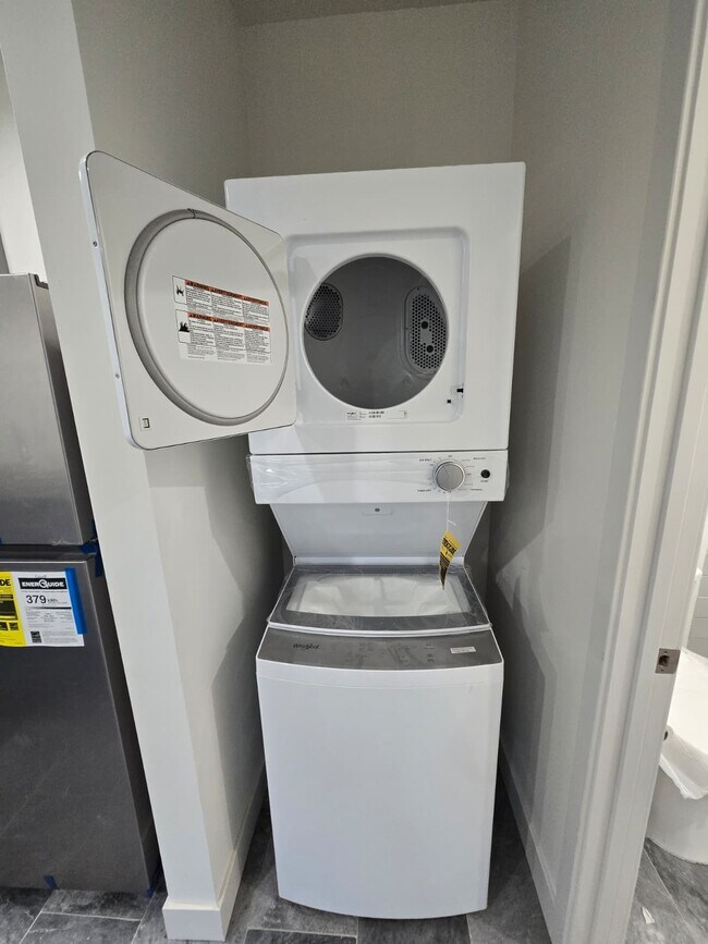 Foto del edificio - 18557 W Victory Blvd