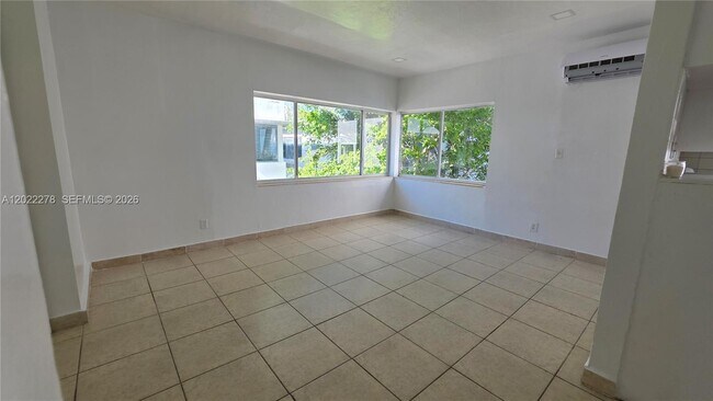 Foto del edificio - 7629 Dickens Ave