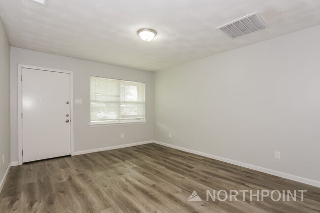 Foto del edificio - Newly Renovated Single Family Home | 3 BR/1.5BA | 1-Car Covered Parking| Backyard