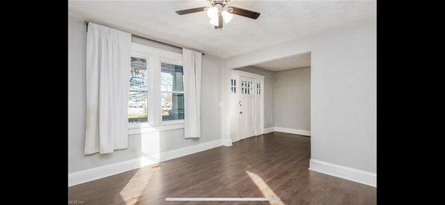 Sala de estar con vista a la entrada principal - 3436 Chesapeake Blvd