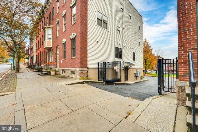 Building Photo - 1020 Penn St