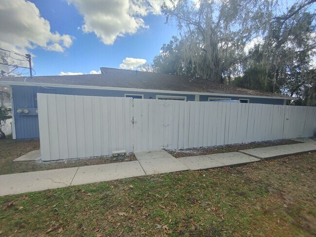Building Photo - 2 Bedroom 1 Bath Quadplex-Ocala!