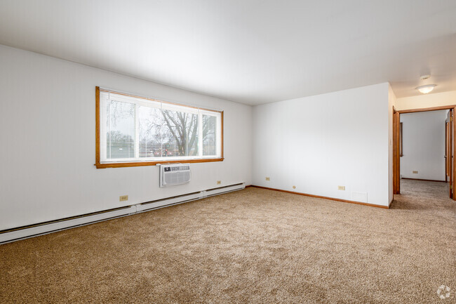 1BR/1BA - 808SF - Living Room - 1014 Burlington Ave