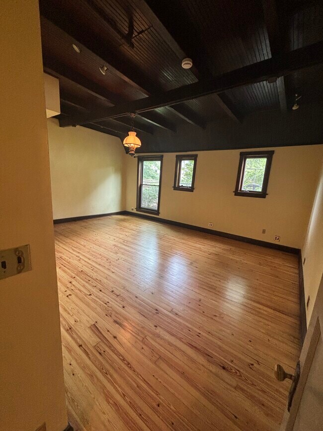 Foto del edificio - 325 Forest Ave
