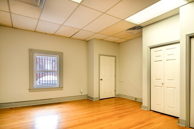 Building Photo - 325 Wall St