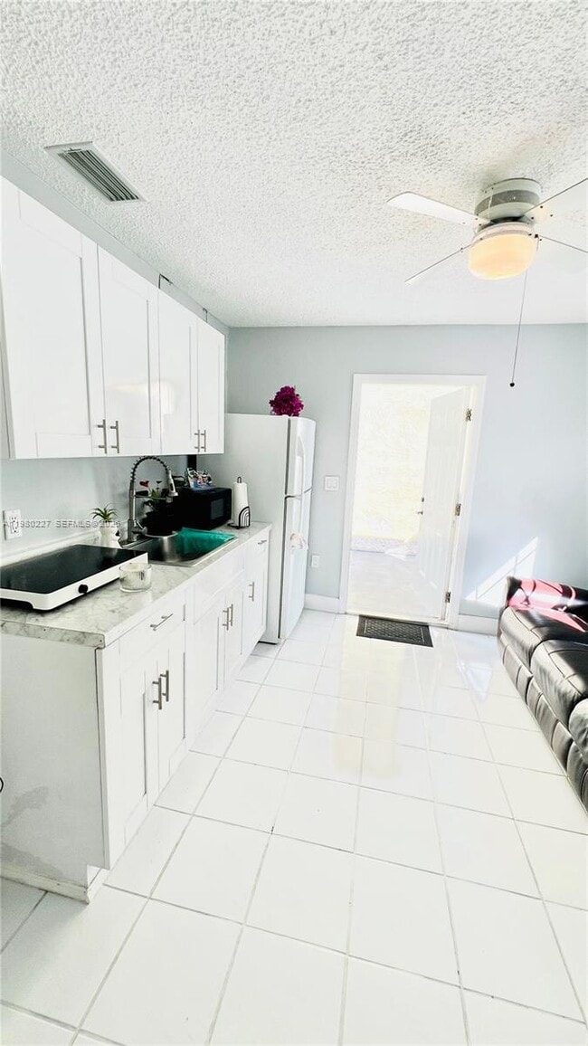 Foto del edificio - 18901 NW 77th Ct