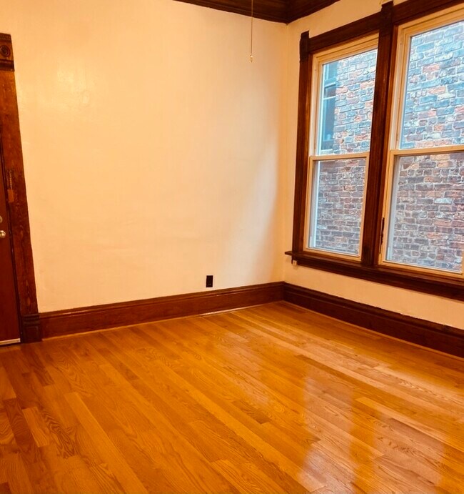 Building Photo - 1450 N Maplewood Ave