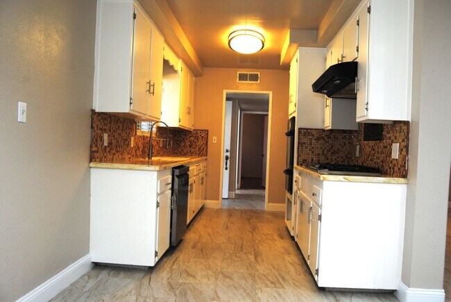 Foto del edificio - 8817 Butternut Ave