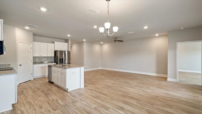 Foto del edificio - LOTS OF AMENITIES AND CONVENIENT COMMUTE!