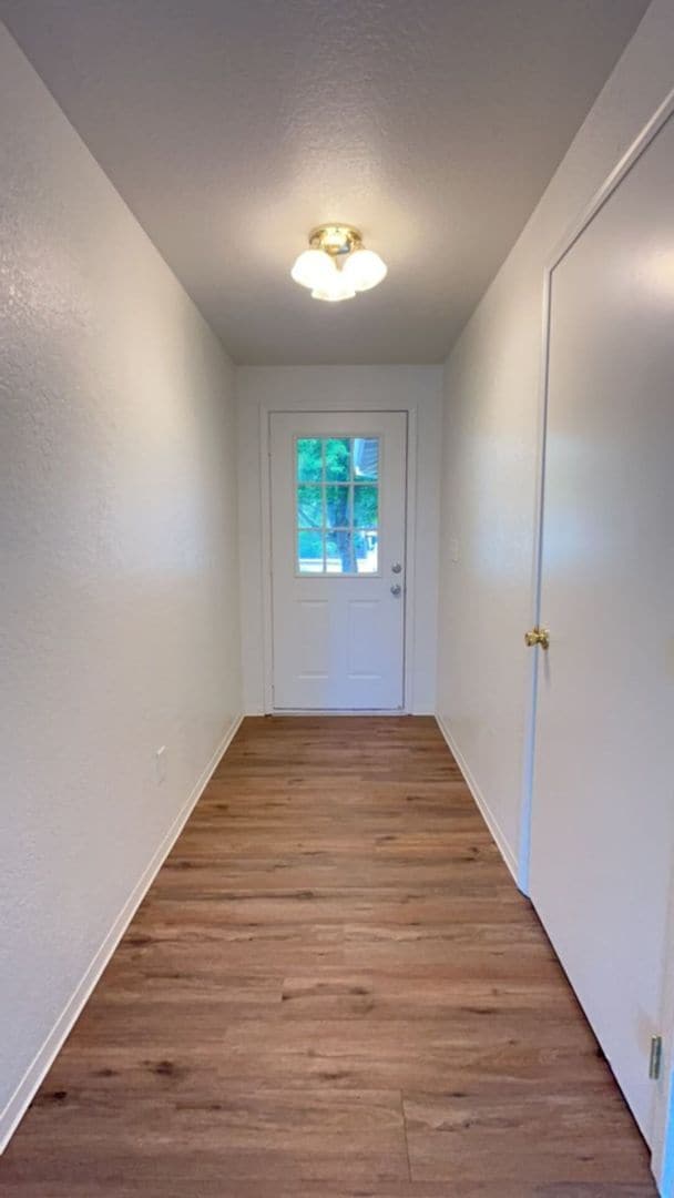 Building Photo - 3 Bedroom 2 Bath Home with a 2 Car Attache...