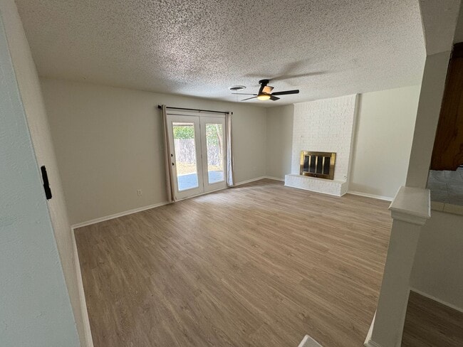 Building Photo - 2410 NW Saxon Cir