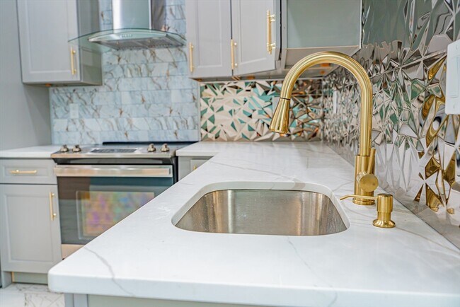 Building Photo - 24 Tudor St