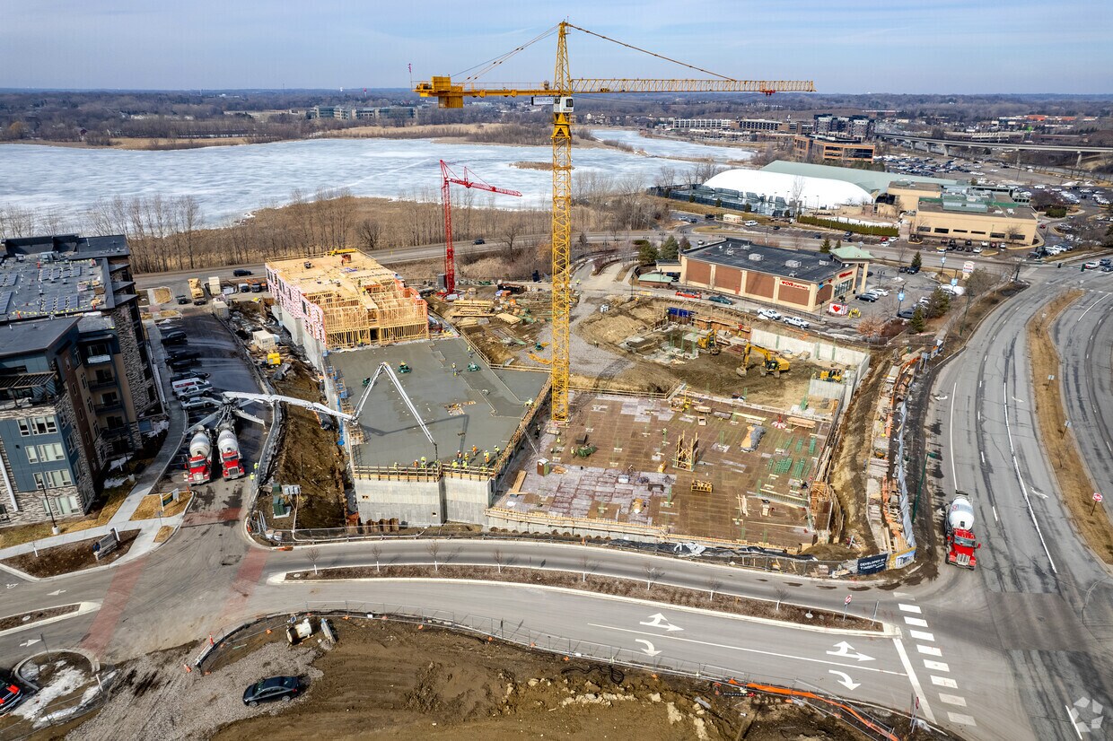 Paravel Apartments at 8300 Commonwealth Dr Eden Prairie, MN