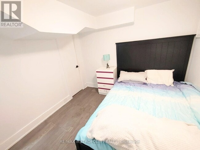 Building Photo - 61 Mandrake St