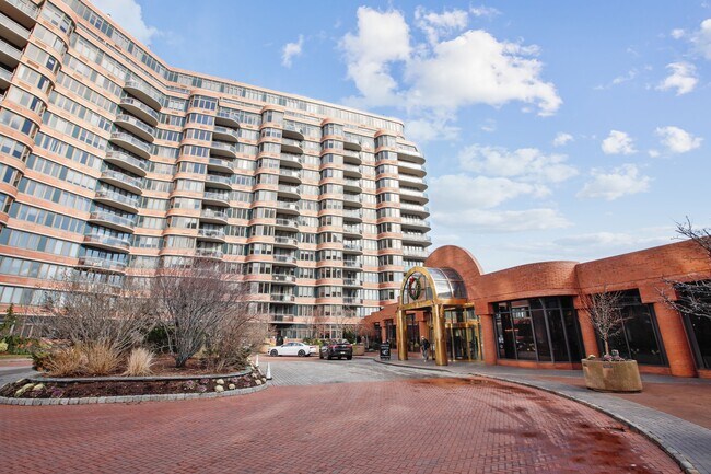 Foto del edificio - 100 Carlyle Dr