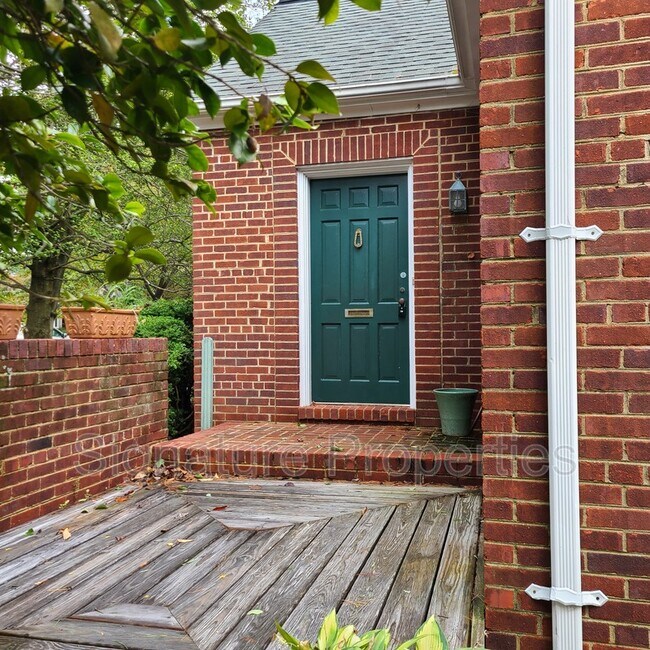 Building Photo - 4643 Stuart Ave