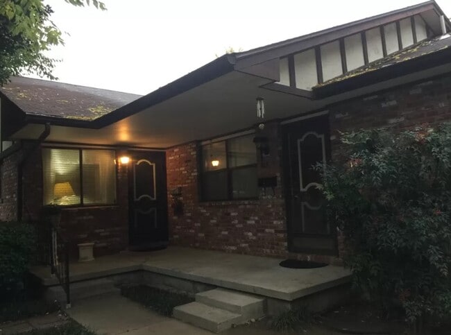 Building Photo - 815 S Chautauqua Ave