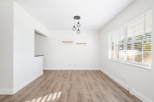 Foto del edificio - 2455 NE 51st St