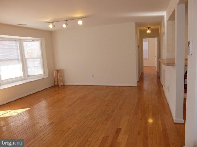 Building Photo - 302 Trinity Ct