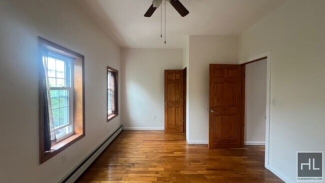 Foto del edificio - VERY SUNNY AND LARGE 3 BEDROOMS QUINCY STR...