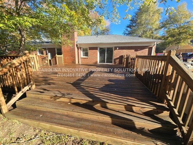 Building Photo - 1805 Falconhurst Dr