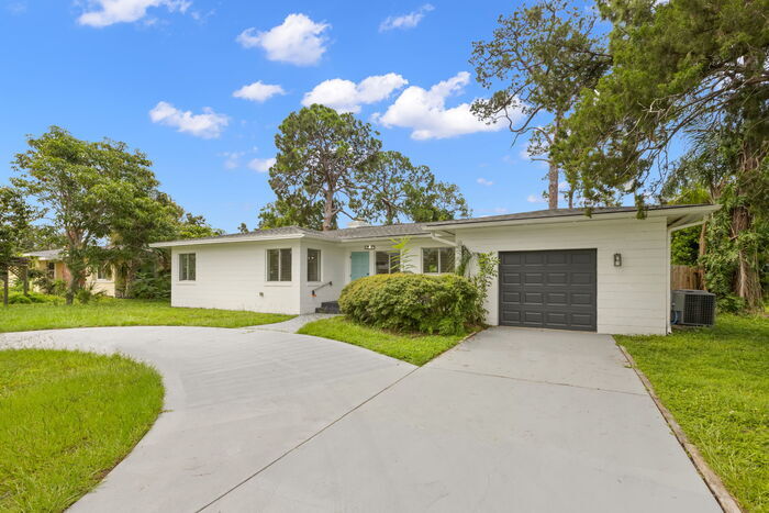 Foto principal - NEWLY RENOVATED Home For Rent in St Peters...