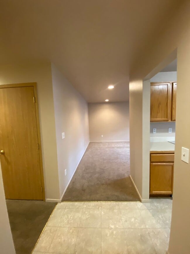 Building Photo - 589 Eastmont Ave
