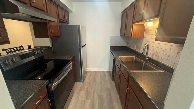 Building Photo - 500 E Riverside Dr