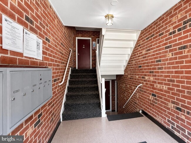 Building Photo - 3830 Lyndhurst Dr