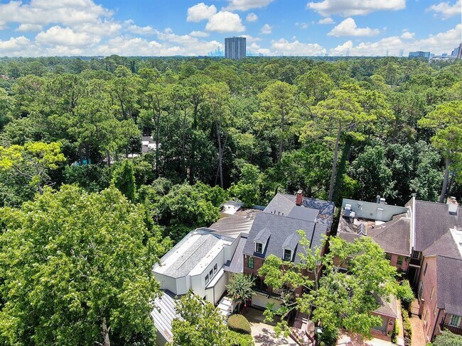 Building Photo - 10 Pine Briar Cir