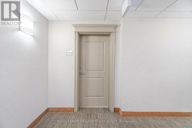 Photo du bâtiment - 2490 Old Bronte Rd