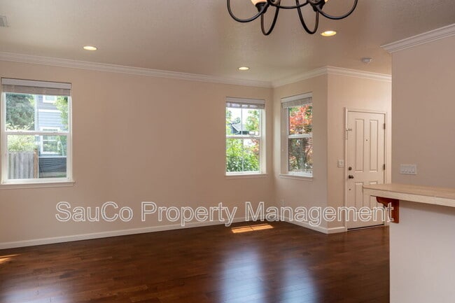 Building Photo - 292 NE 66th Ave