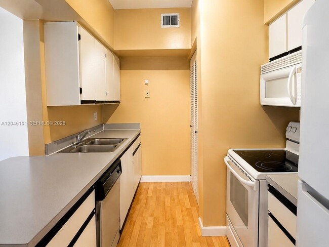 Foto del edificio - 18338 NW 68th Ave