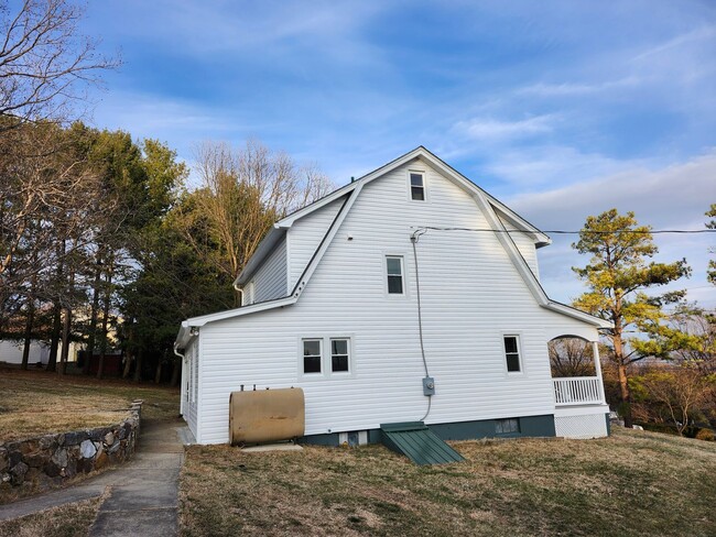 Building Photo - Large, Remodeled Single Family 4 BR House in Staunton