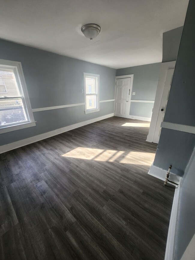 Building Photo - Nice 2 bedroom with bonus room