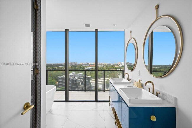 Foto del edificio - 2678 Tigertail Ave
