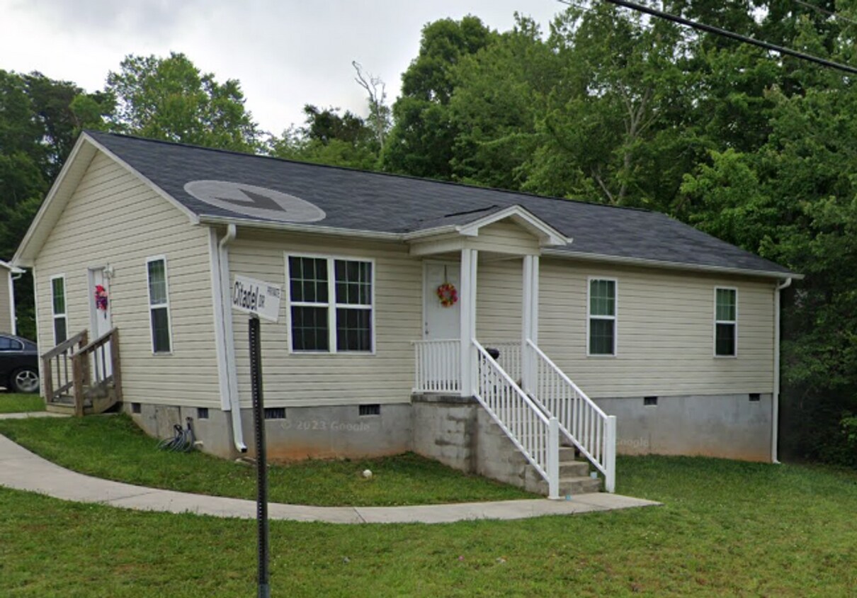 Foto principal - 3 BED 2 BATH!