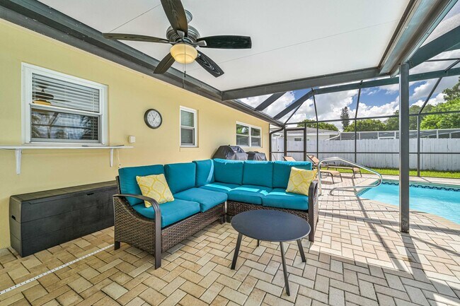 Building Photo - * 3 BED/2 BATH ~ Furnished Fort Myers Pool...