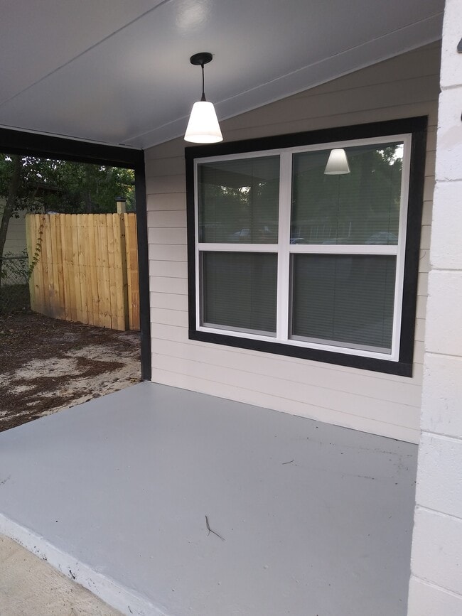 Building Photo - 2847 NE 13th Dr