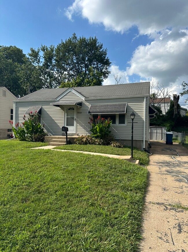 Building Photo - 9819 Eastbrook Dr