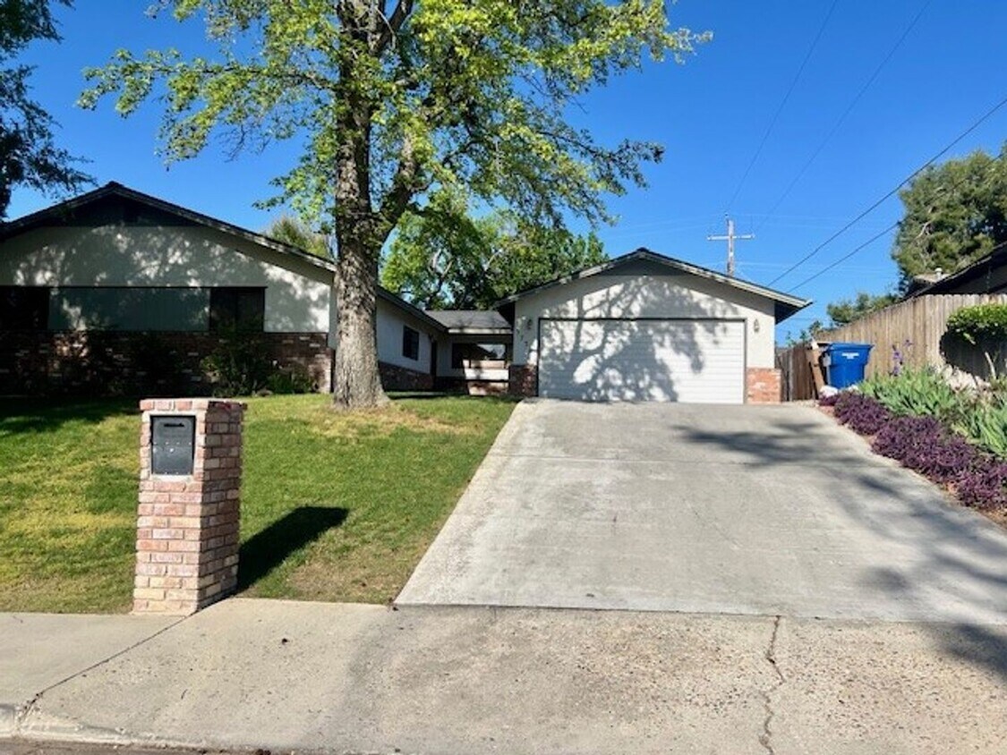 3734 Dalehurst Dr, Bakersfield, CA 93306 House Rental in Bakersfield